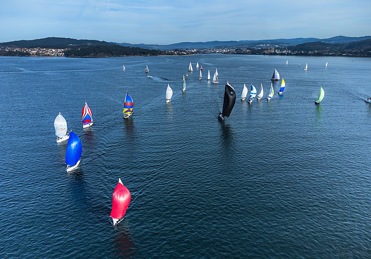 La Regata Interclubes vuelve a llenar de velas la ría de Pontevedra