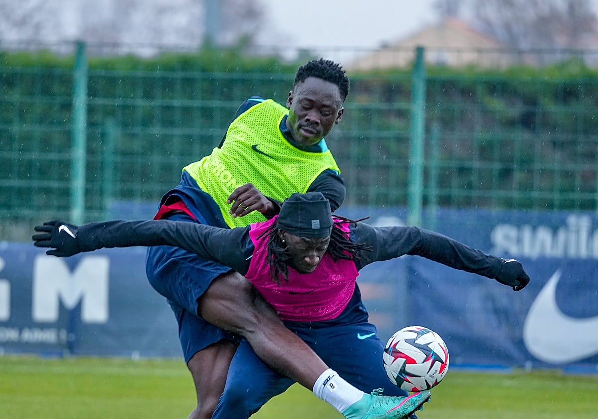 Akor Adams (con peto amarillo), en un entrenamiento con el Montpellier.