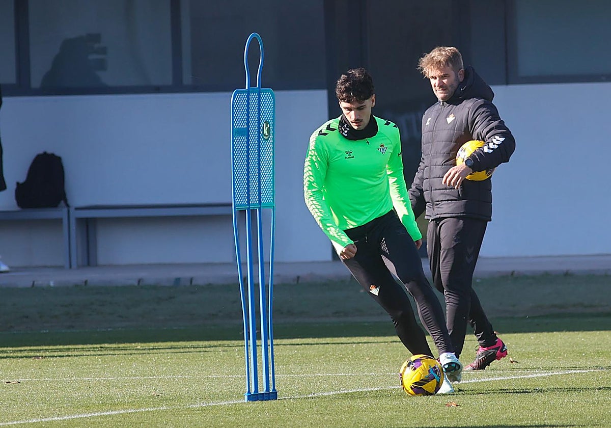Johnny Cardoso, durante el entrenamiento del Betis en la ciudad deportiva Luis del Sol