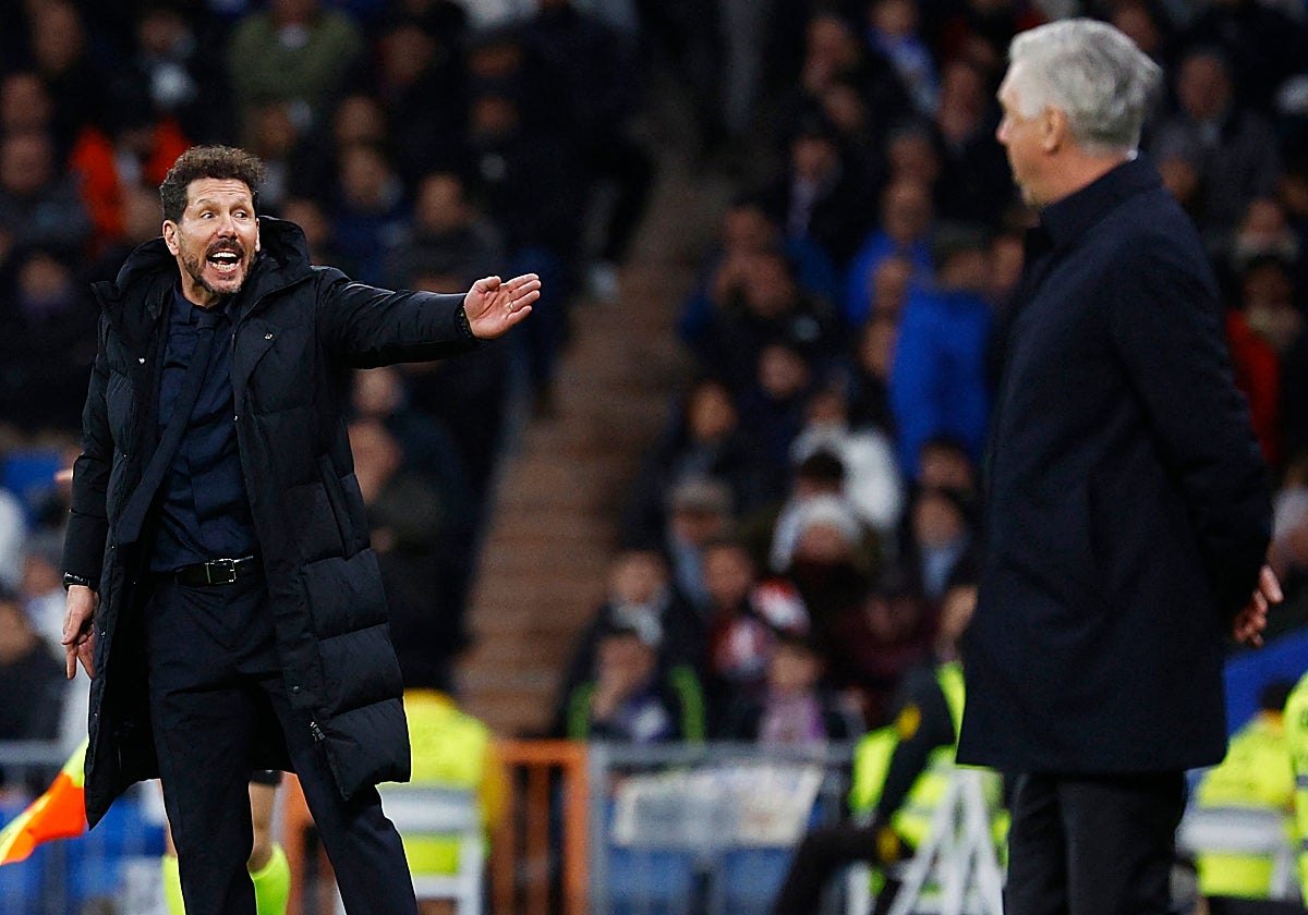 Simeone, en el Bernabéu, protesta en presencia de Ancelotti