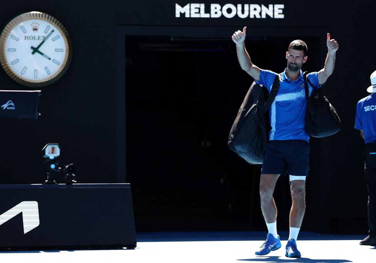 Novak Djokovic saludando al público durante la semifinal del Abierto de Australia