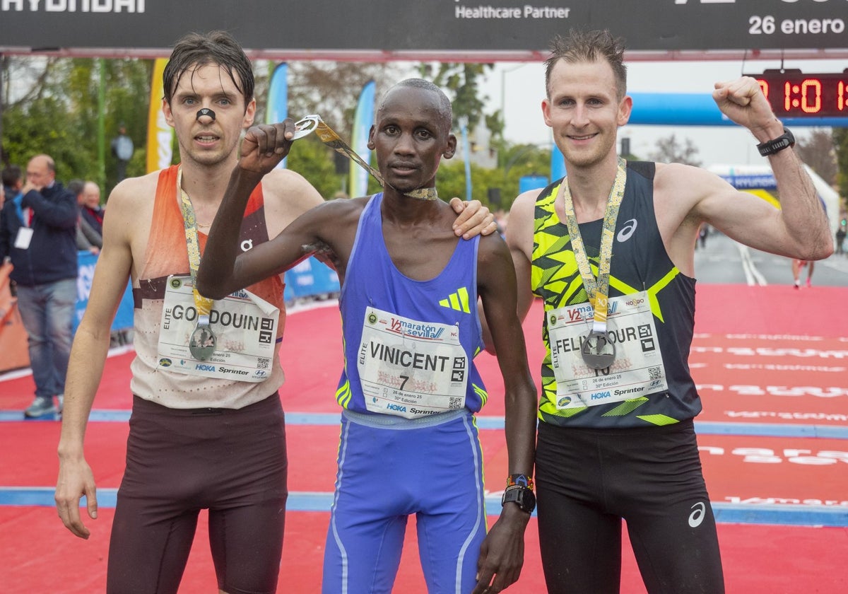 Podio de la categoría masculina, con Vinicent Nyamongo, Felix Bour y Valentin Gondouin