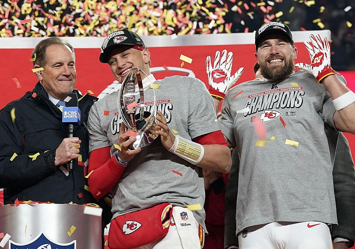 Patrick Mahomes sostiene el Trofeo Lamar Hunt después del partido de campeonato de la AFC