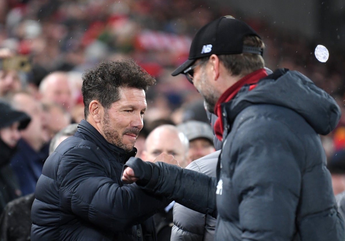 Simeone y Klopp, antes del Liverpool-Atlético de octavos de final de la Champions en 2020