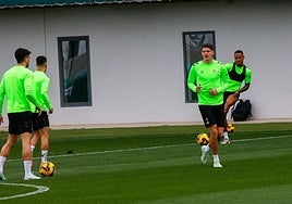 Altimira no saldrá ahora del Betis y negociará su renovación tras el cierre del mercado