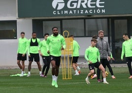 Bakambu rechaza ofertas de Arabia, Japón, Turquía y Grecia para seguir en el Betis