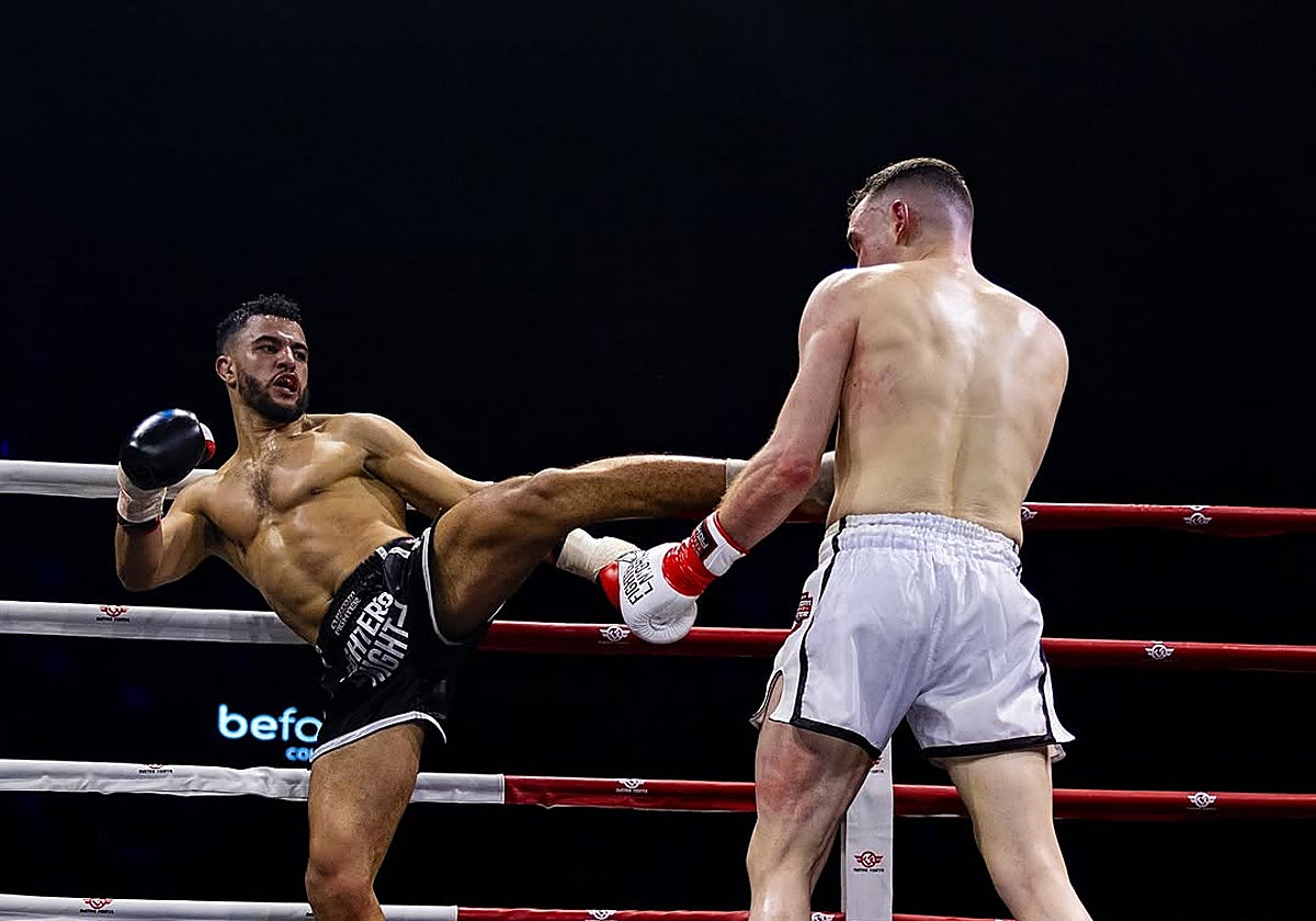 Abdellah Filali pateando a Nacho Menen