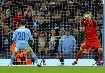 Lunin, en el momento de pararle el penalti de Bernardo en los cuartos de la pasada Champions