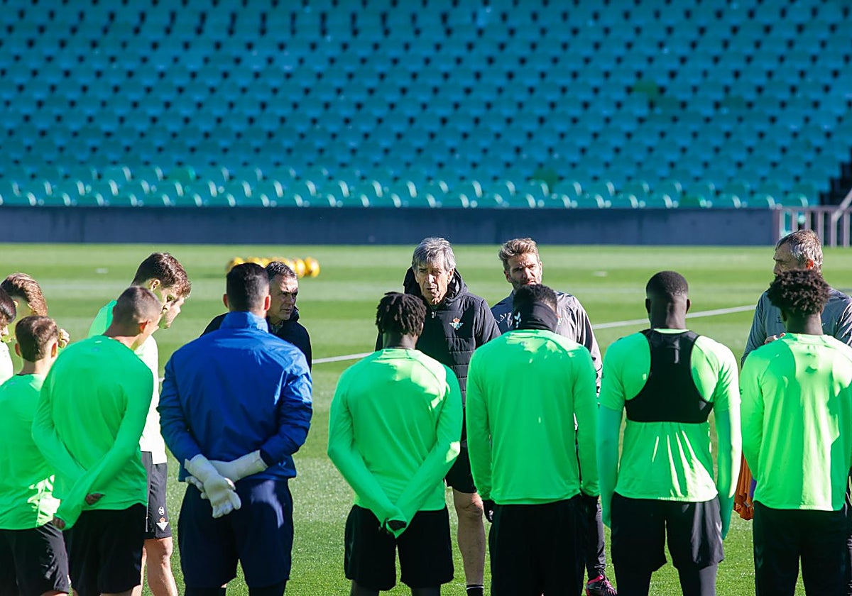 Pellegrini departe con sus hombres en un entrenamiento reciente del Betis