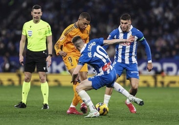 El árbitro Muñiz Ruiz, durante el Espanyol-Real Madrid del pasado fin de semana