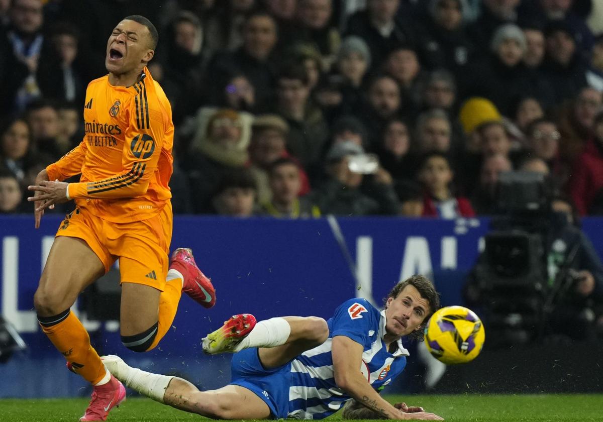 La acción de Carlos Romero sobre Mbappé.