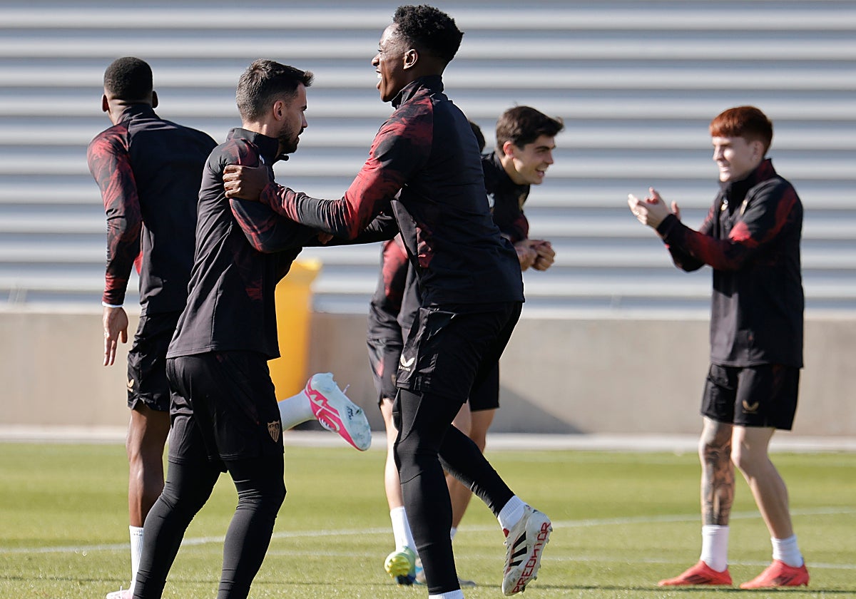 Suso se ejercita junto a Sambi Lokonga en un entrenamiento del Sevilla.