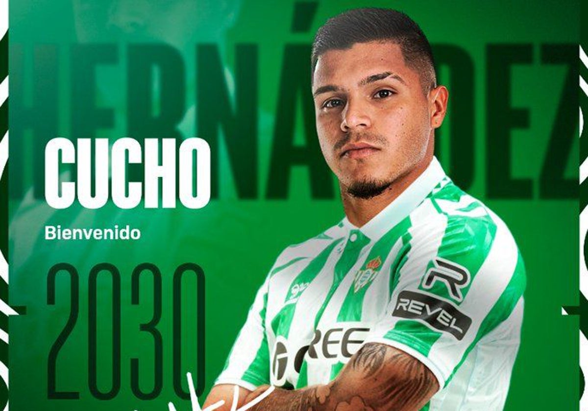 Cucho Hernández, en la recreación del Betis para su anuncio como jugador del club verdiblanco hasta 2030