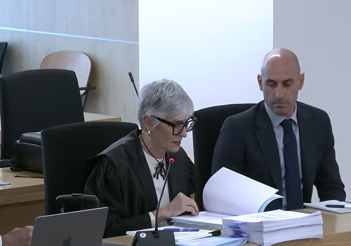 La penalista Olga Tubau junto a Luis Rubiales en el juicio