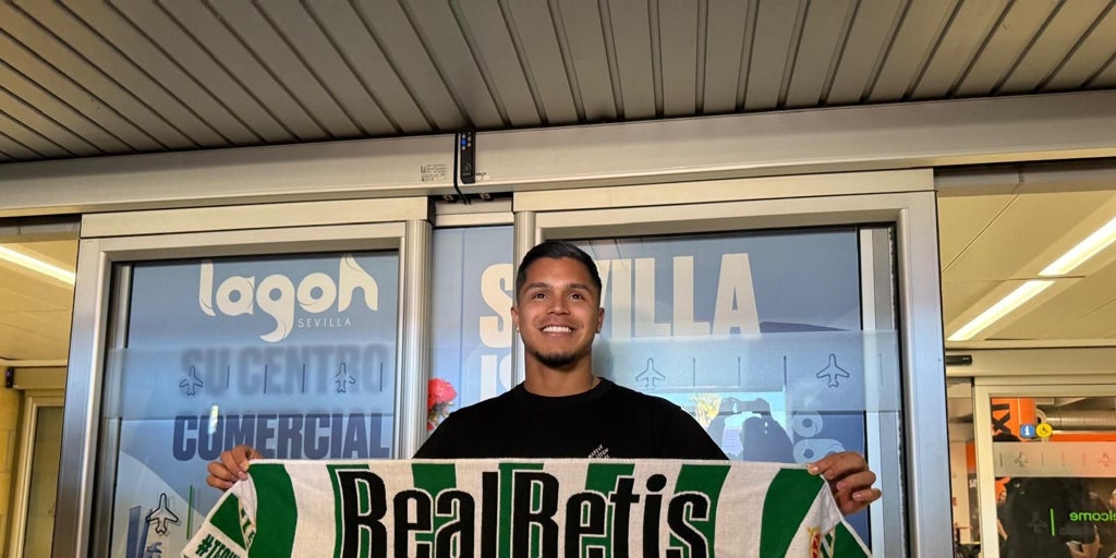 Cucho Hernández llega a Sevilla para incorporarse al Betis