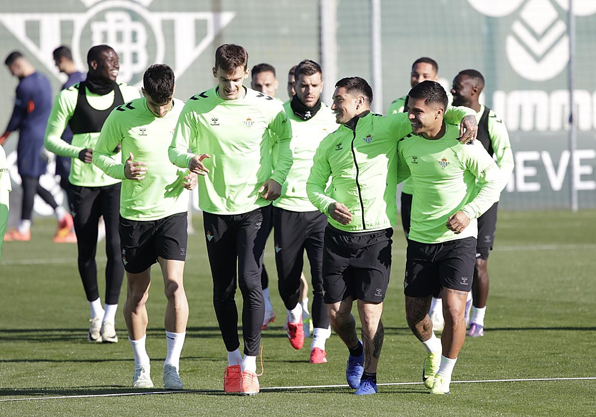 Cucho Hernández, arropado por el Chimy Ávila, en el entrenamiento del Betis junto a Llorente