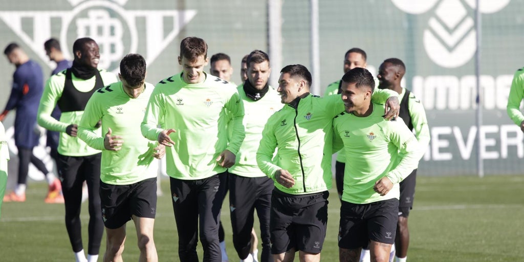 El primer entrenamiento de Cucho Hernández con el Betis y la vuelta de Lo Celso