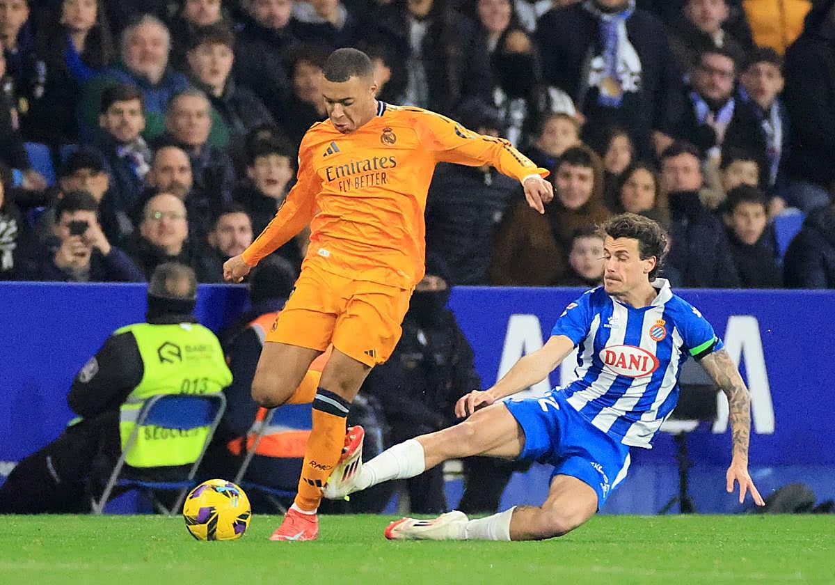 Momento de la falta de Romero contra Mbappé, en el partido de liga entre el Real Madrid y el Espanyol del sábado