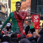 Locura en Times Square al desvelar una estatua de Cristiano Ronaldo por su 40 cumpleaños