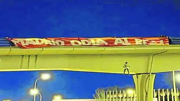 La temperatura del derbi sigue subiendo: burlas madridistas al Atlético en varios puntos de la ciudad