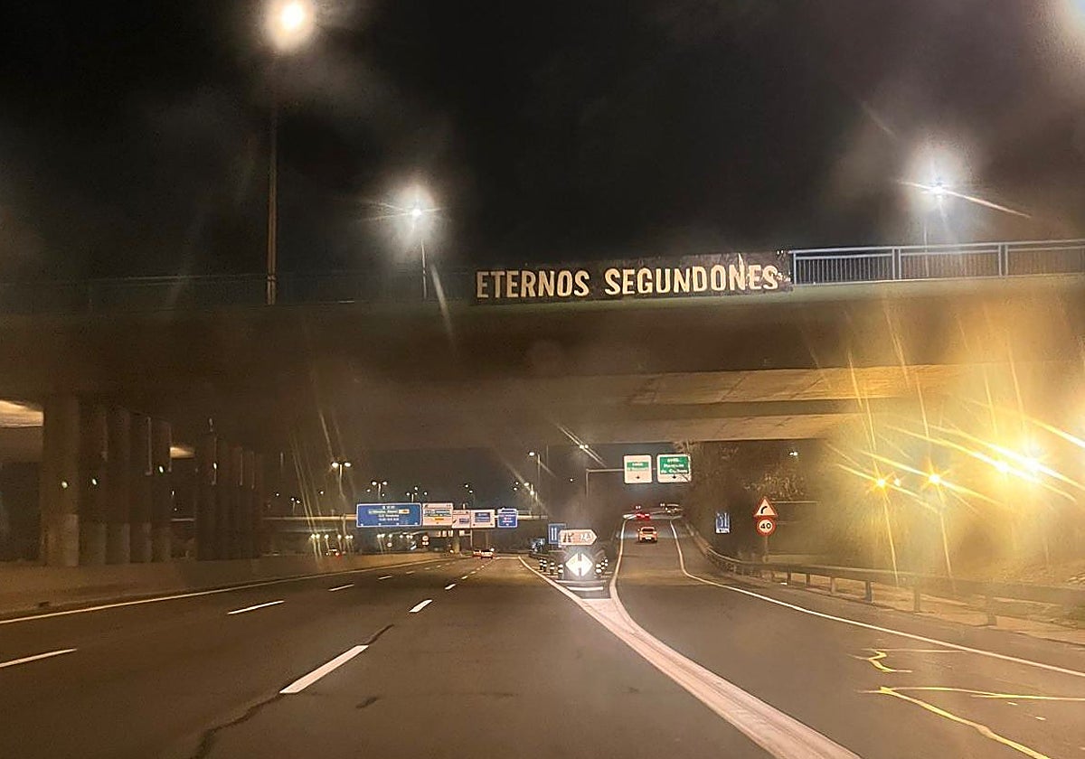 Pancarta sobre la M-30 madrileña