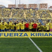 Los árbitros y los 22 jugadores de Las Palmas y Villarreal, antes del partido