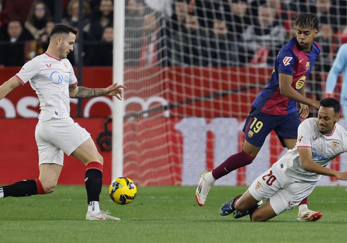 El centrocampista del Sevilla Saúl Ñíguez (i) durante un encuentro correspondiente a la jornada 23 de LaLiga EA Sports entre el Sevilla FC y el FC Barcelona en el estadio Ramón Sánchez-Pizjuán de Sevilla