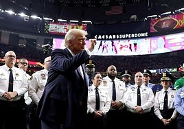 Trump baja al césped de la Super Bowl tras décadas de amor y odio con la NFL