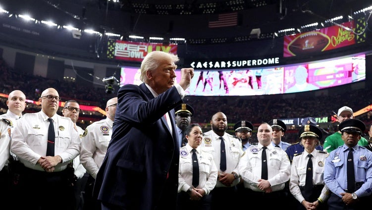 Trump baja al césped de la Super Bowl tras décadas de amor y odio con la NFL