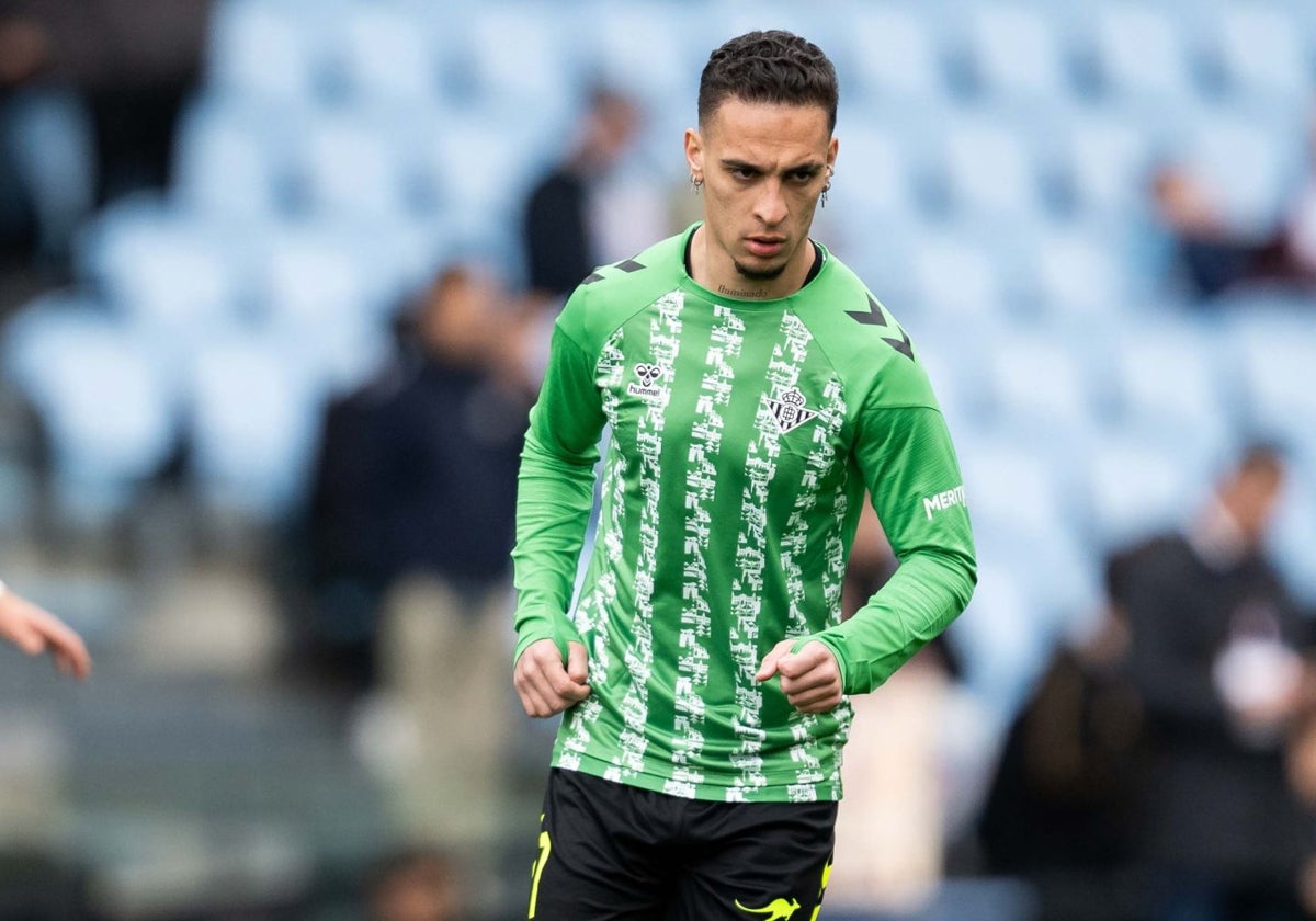 Antony, en el calentamiento previo del Celta - Betis del sábado en Balaídos