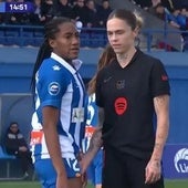 La jugadora del Barcelona Mapi León le toca los genitales a Daniela Caracas, del Espanyol