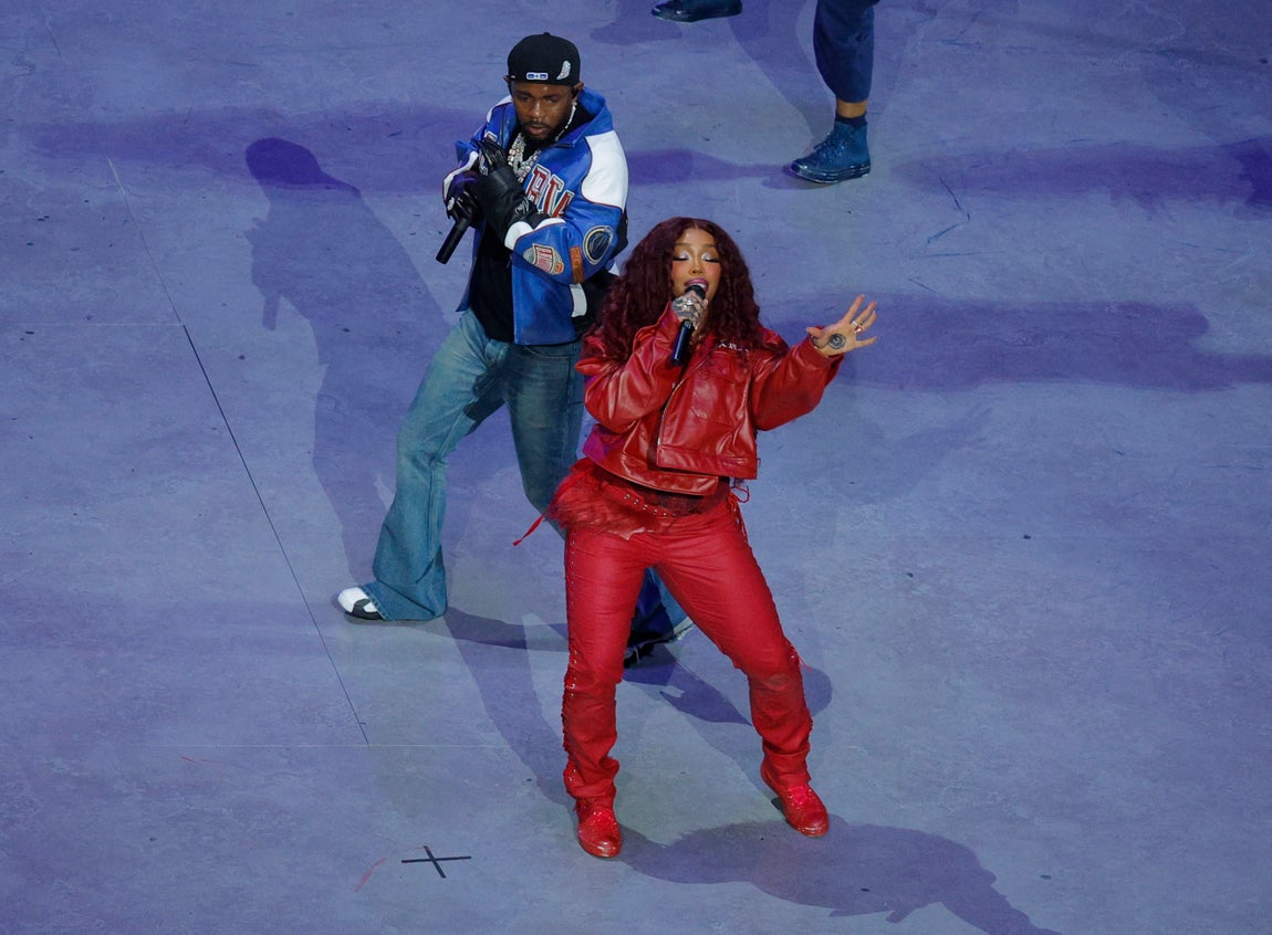 El rapero Kendrick Lamar y la cantante SZA actúan juntos en el intermadio