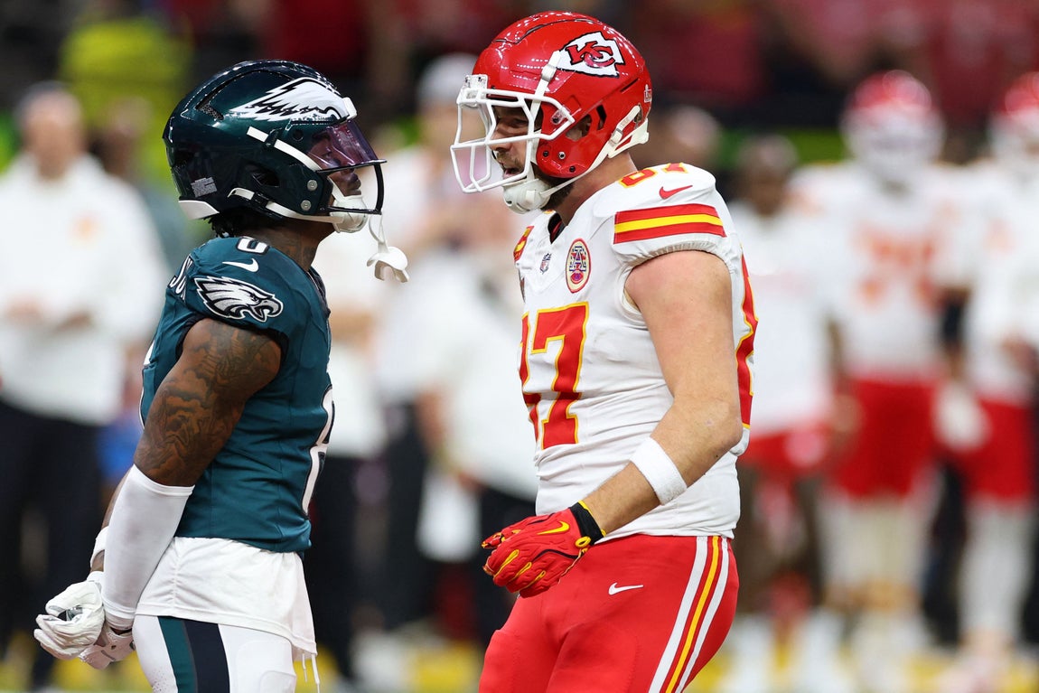 Gardner Johnson (izquierda) se encara a Travis Kelce durante el partido