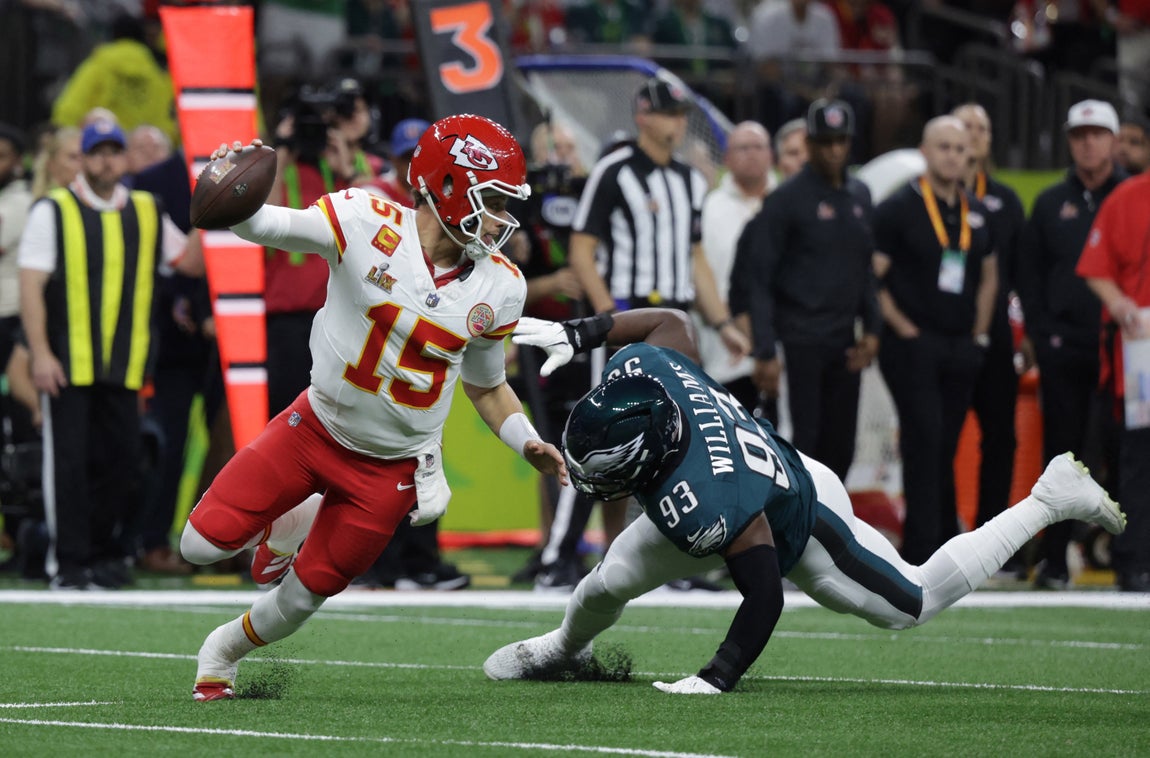La estrella de los Kansas City Chiefs, Patrick Mahomes, en acción contra Milton Williams
