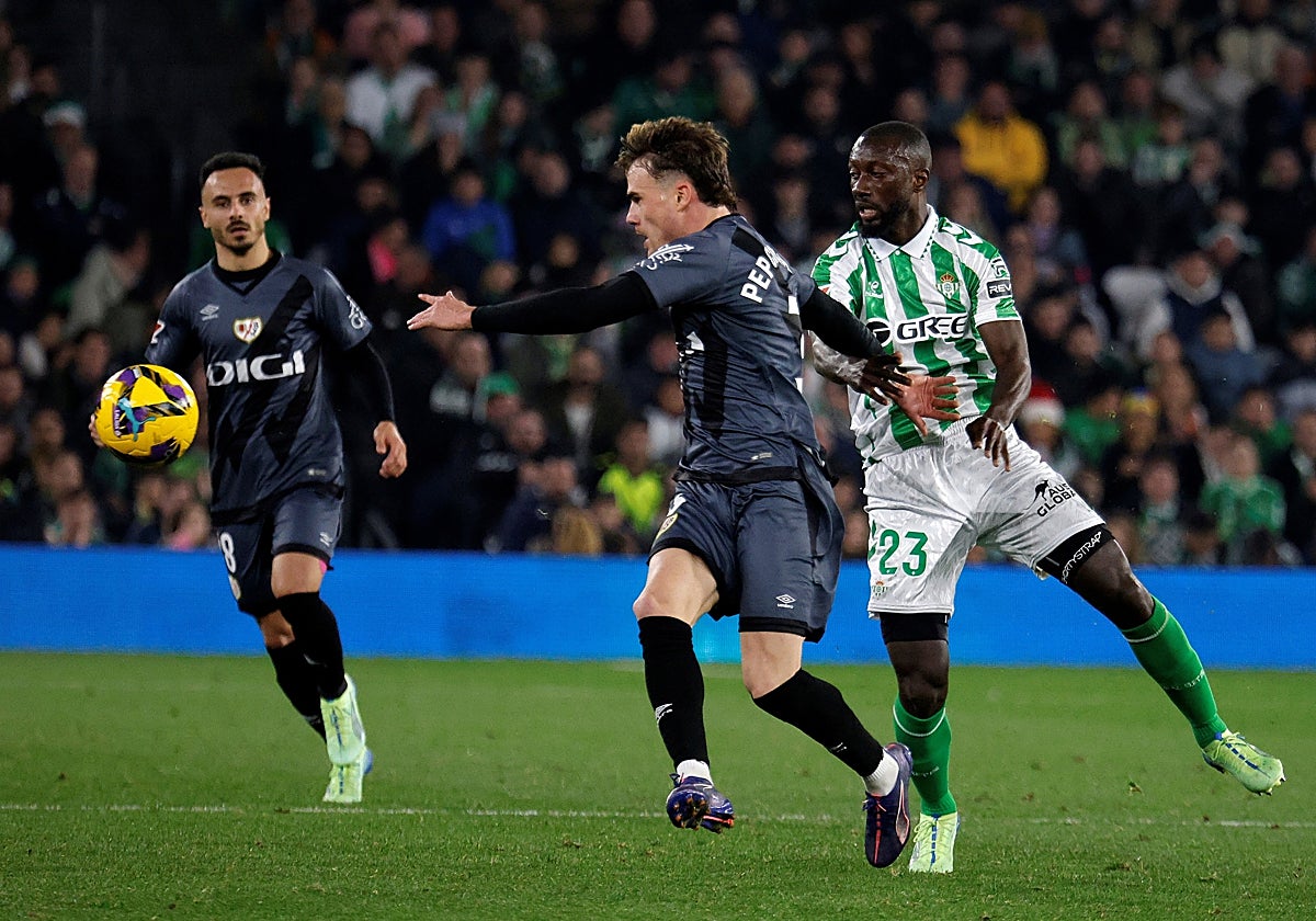 Sabaly, en una acción con Pep Chavarría, durante el Betis - Rayo de la 18ª jornada de LaLiga