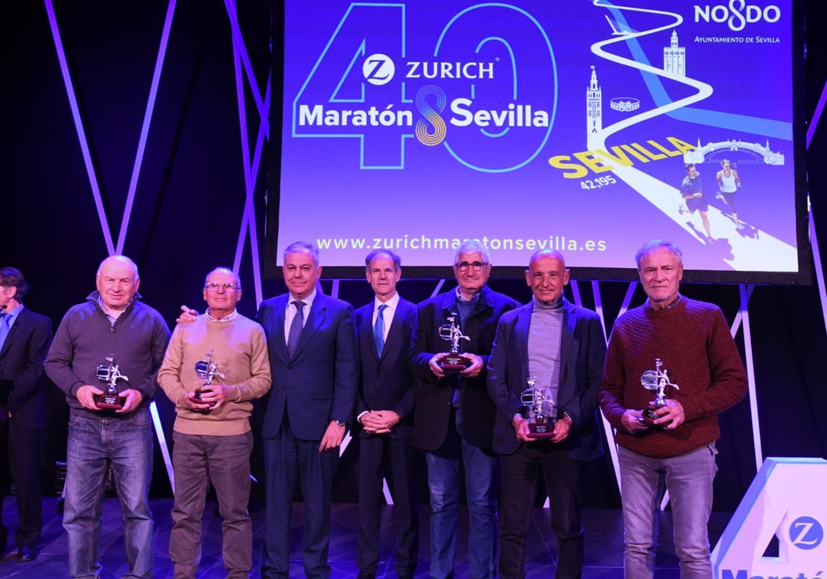 El alcalde de Sevilla, José Luis Sanz, junto a algunos de los reconocidos en la gala