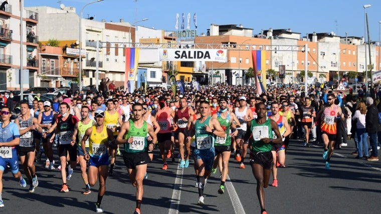 Salida de una edición anterior de la Media Maratón Sevilla - Los Palacios