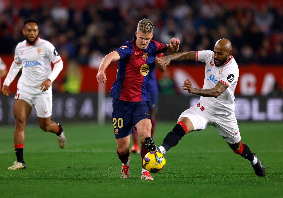 Marcao frena el avance de Dani Olmo antes de ver cartulina amarilla.