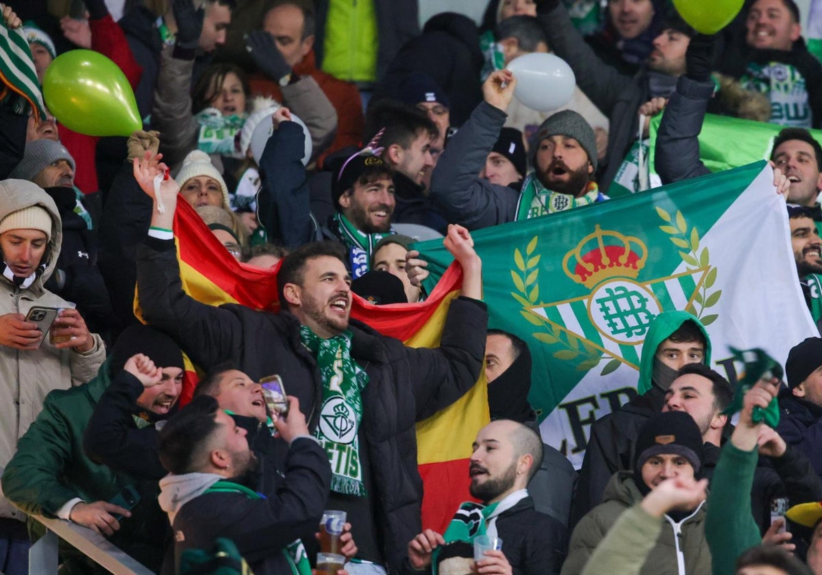 Gran ambiente en la grada visitante del Planet Group Arena de Gante durante el Gent - Betis