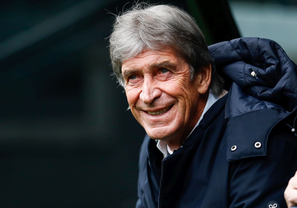 Manuel Pellegrini sonríe en el banquillo