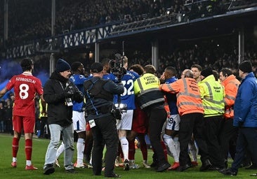 Surrealista final en el Everton - Liverpool: tangana monumental y aficionados invadiendo el campo