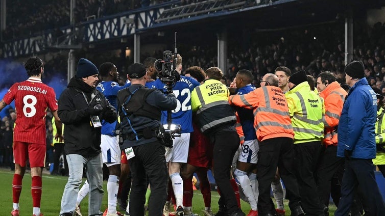 Surrealista final en el Everton - Liverpool: tangana monumental y aficionados invadiendo el campo