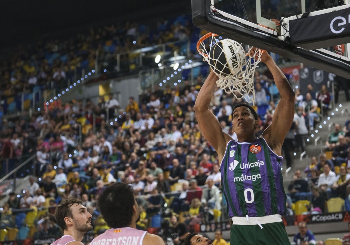 Tyson Pérez realiza un mate ante la defensa del Joventut