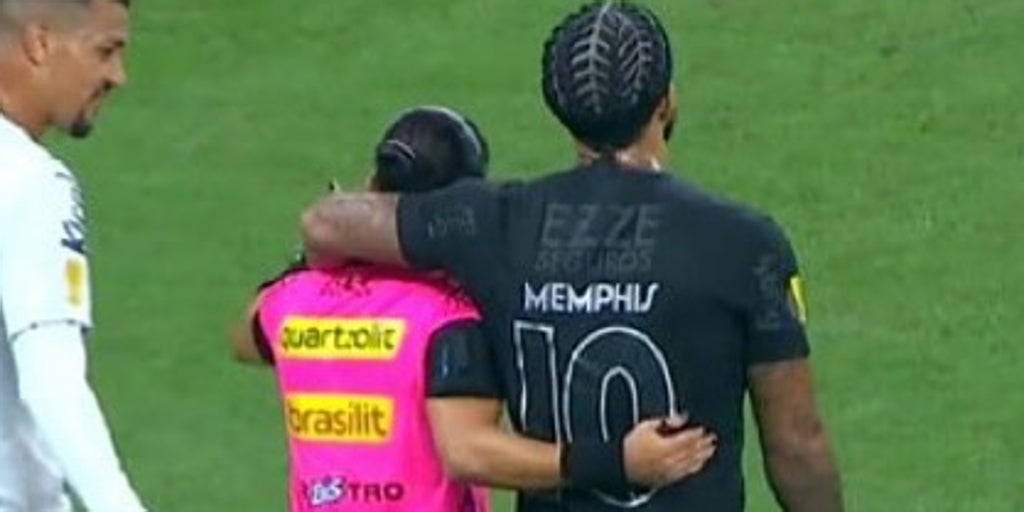 Increíble: Memphis abraza a la árbitra durante un partido como si fueran novios