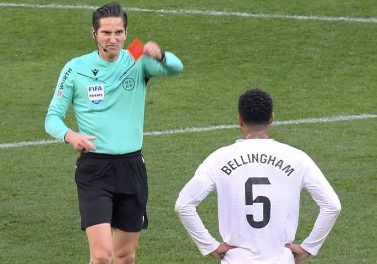 Munuera Montero muestra la tarjeta roja a Jude Bellingham
