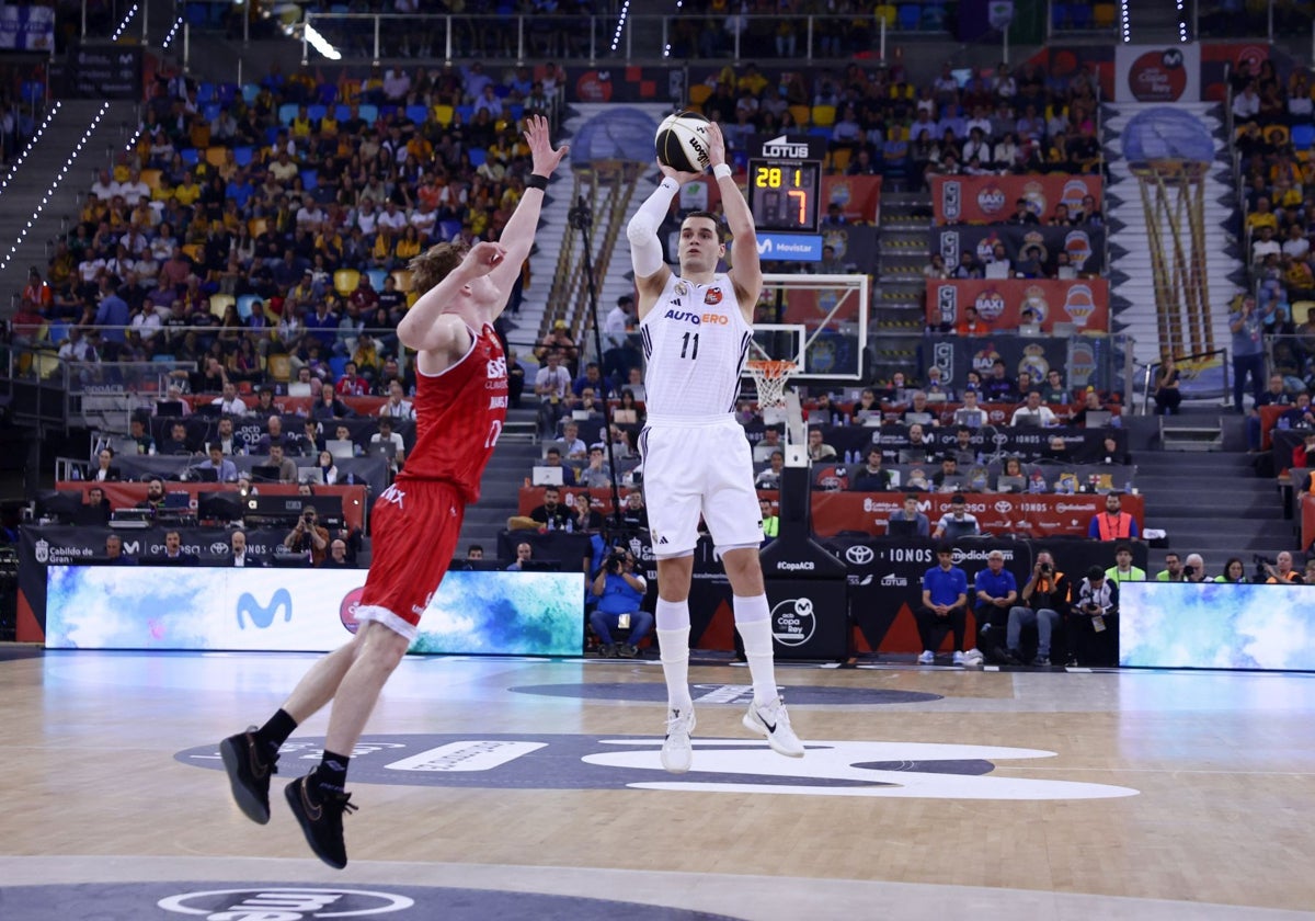 Hezonja ejecuta un tiro de tres puntos ante el Manresa