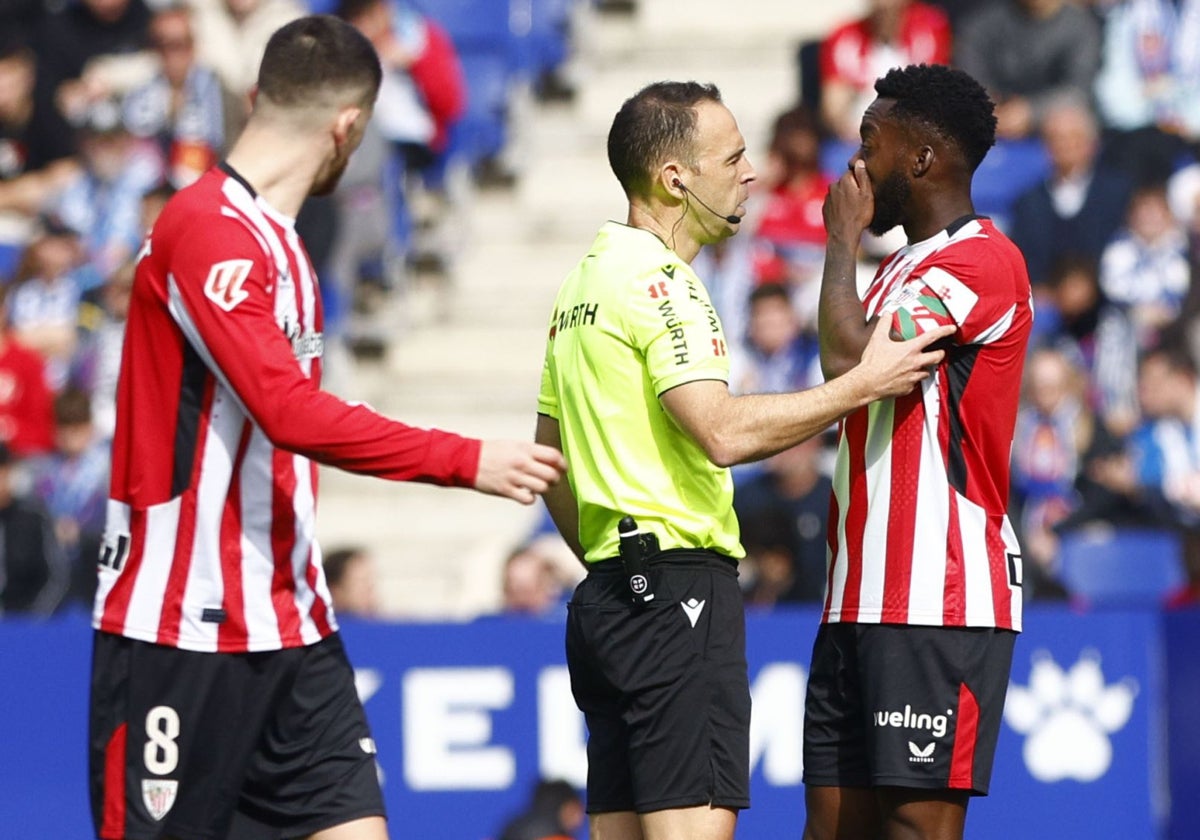 Iñaki Williams denuncia ante el árbitro los cánticos de la grada contra Maroan