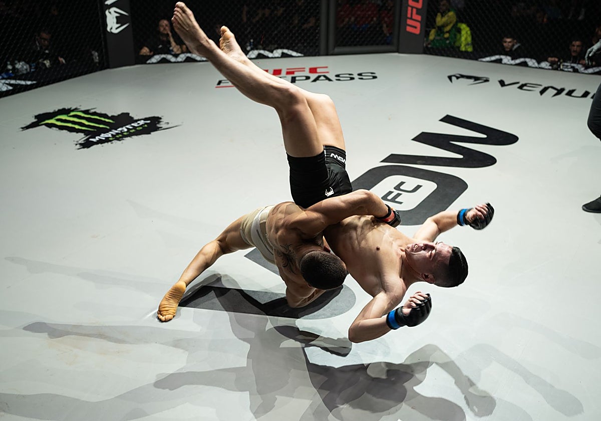 Yaman 'El Diamante' ejecuta un derribo de súplex ante Richard Jacome