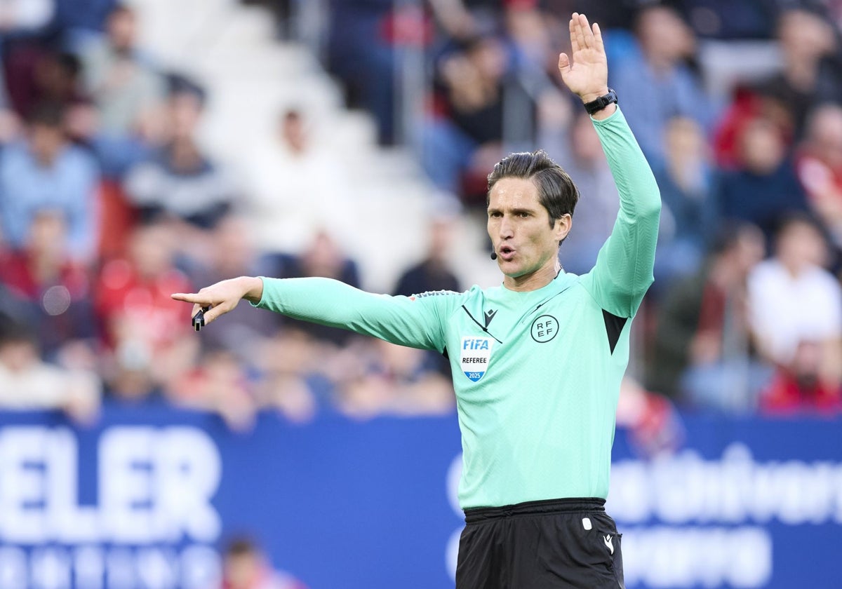 Munuera Montero, el pasado sábado dirigiendo el polémico partido entre Osasuna y Real Madrid