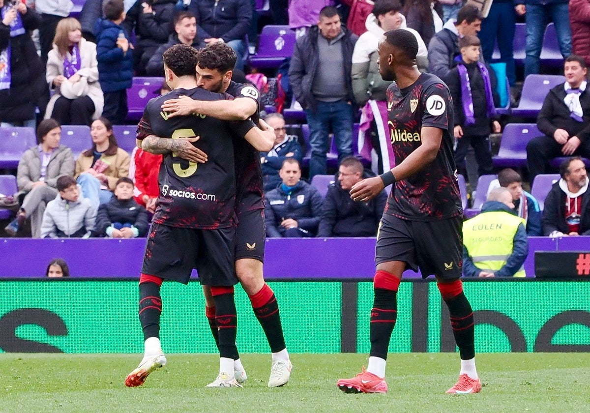 Isaac Romero besa a Vargas en presencia de Lukebakio tras su gol en Valladolid.